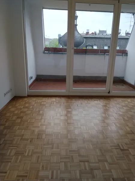 Helle 3-Zimmer Dachgeschosswohnung mit Balkon und EBK — photo 1